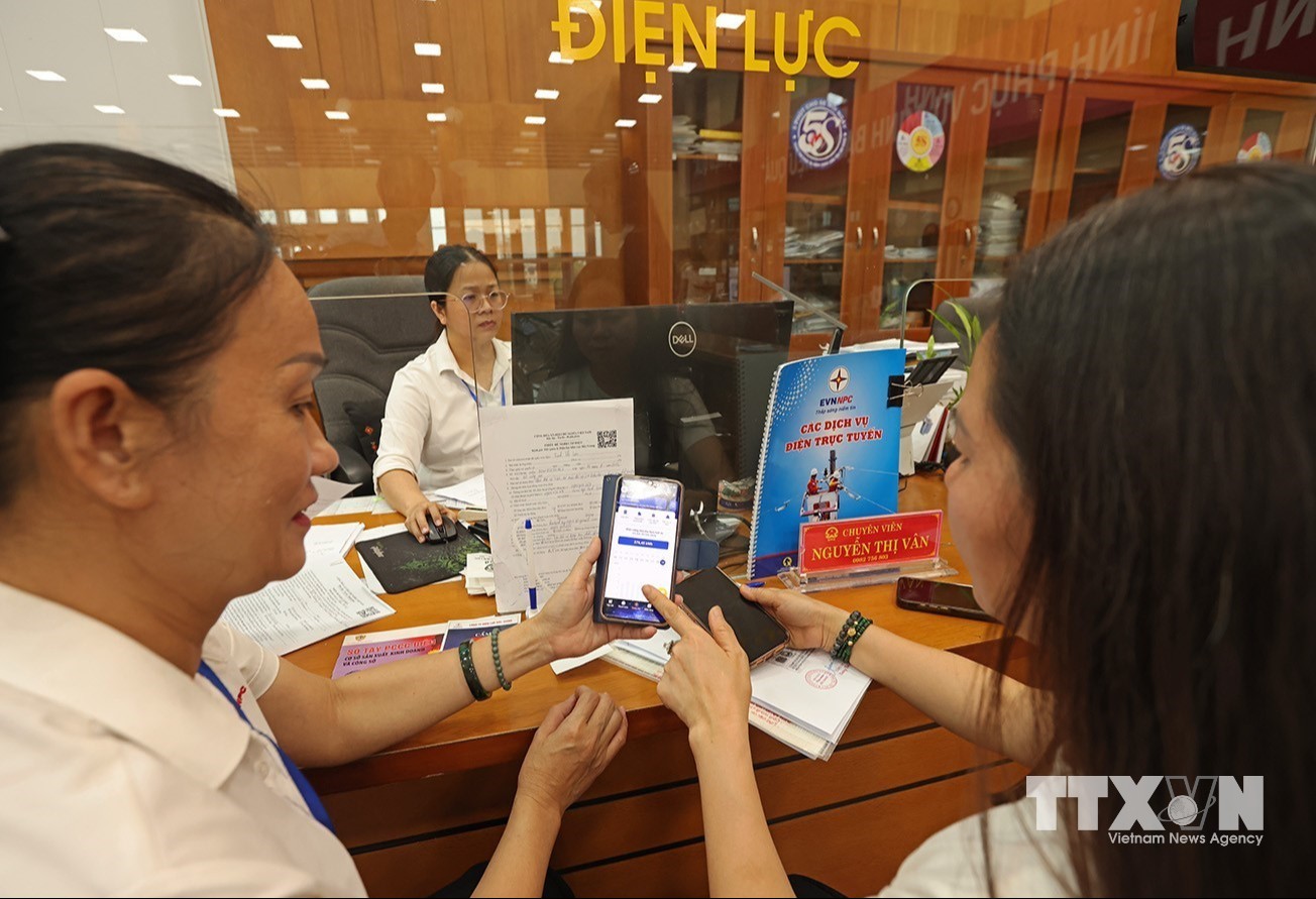 Công ty Điện lực Bắc Ninh hướng dẫn khách hàng sử dụng điện an toàn, tiết kiệm, hiệu quả ở trên trang thông tin điện tử của ngành điện. (Ảnh: Vũ Sinh/TTXVN)